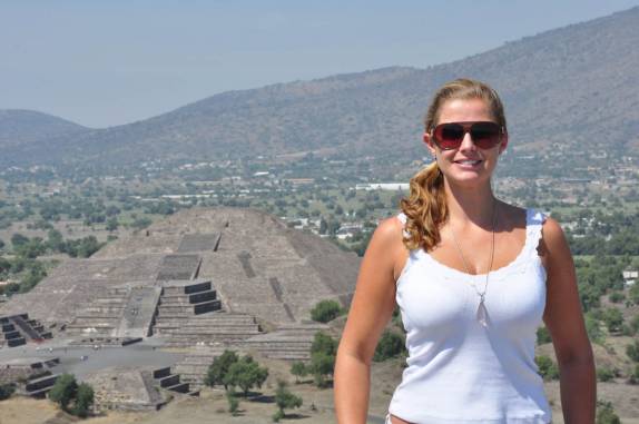 No alto da Pirâmide do Sol em Teotihuacán, ao norte da Cidade do México. Ao fundo, a Pirâmide da Lua